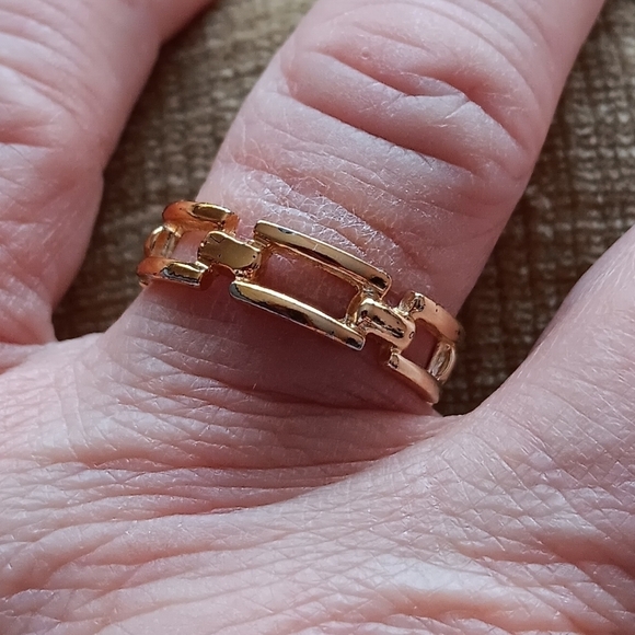 Elegant Gold-Toned Women's Band Ring - Picture 2 of 8